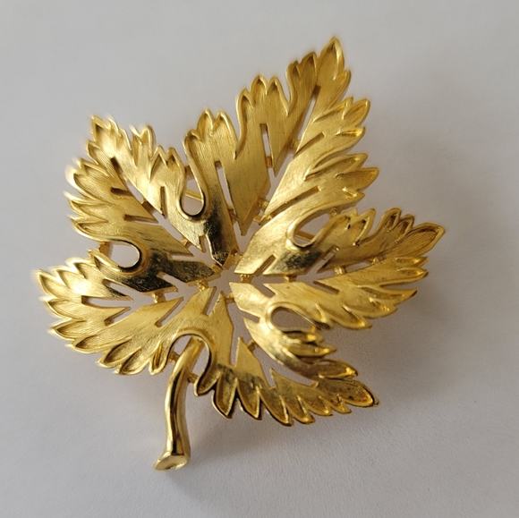 Trifari Jewelry - Vintage Trifari Gold Tone Leaf Brooch.